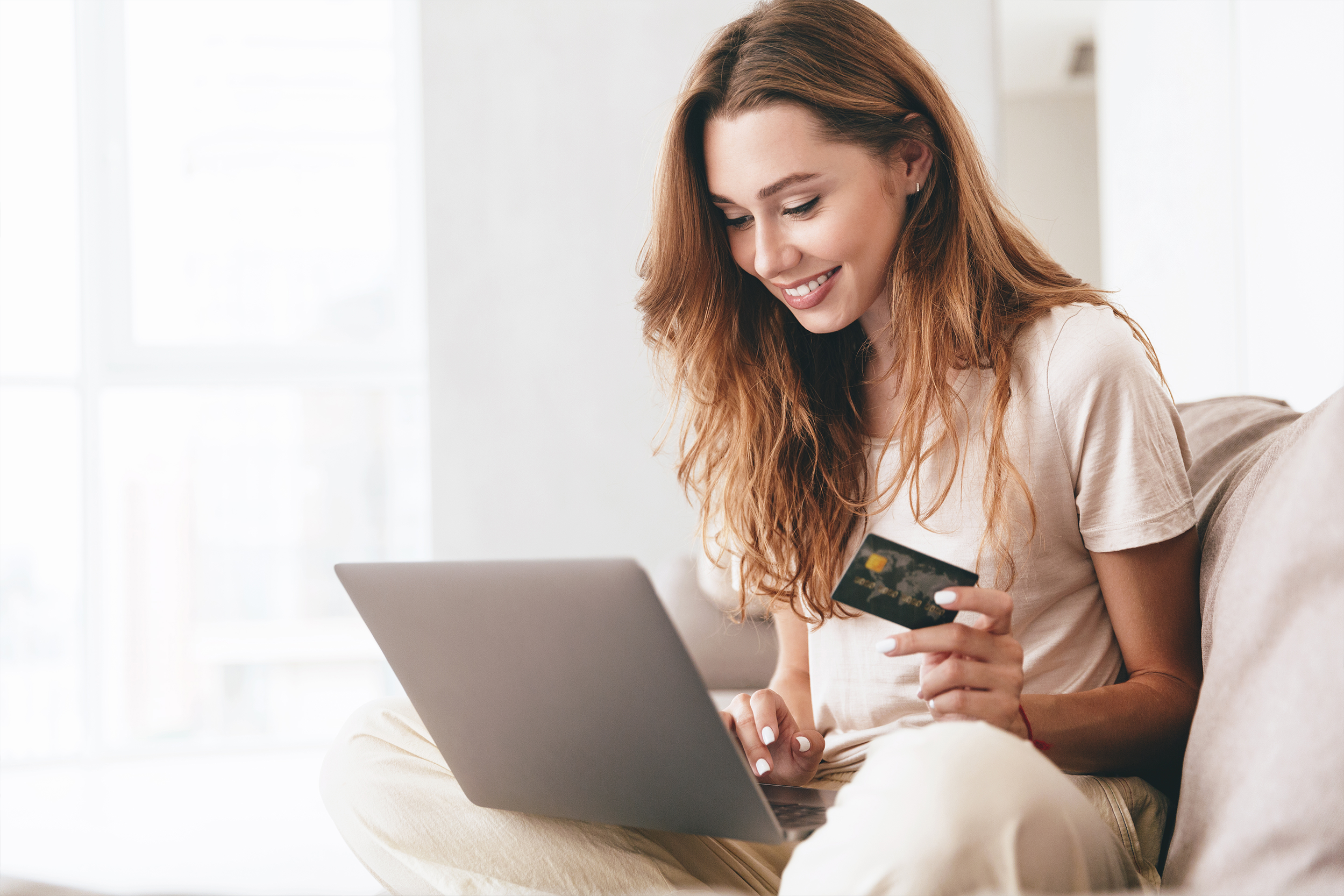 Empieza tu viaje financiero con confianza: Lo esencial al solicitar tu primera tarjeta de crédito.