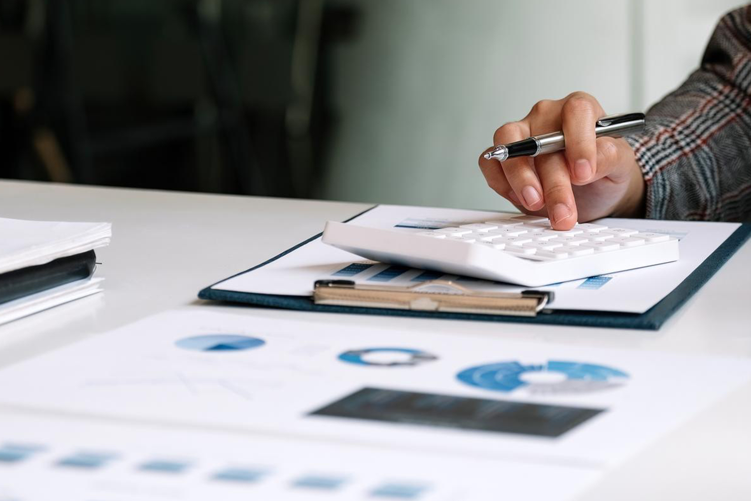 Cómo organizar tus gastos fijos y variables para tener control real del dinero